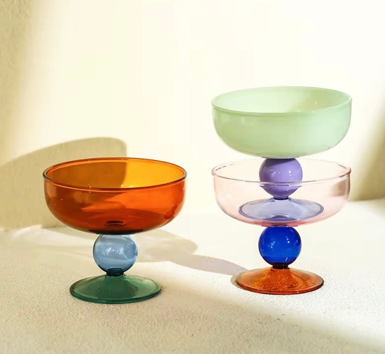 Coupes & cuillères en verre coloré – Élégance moderne