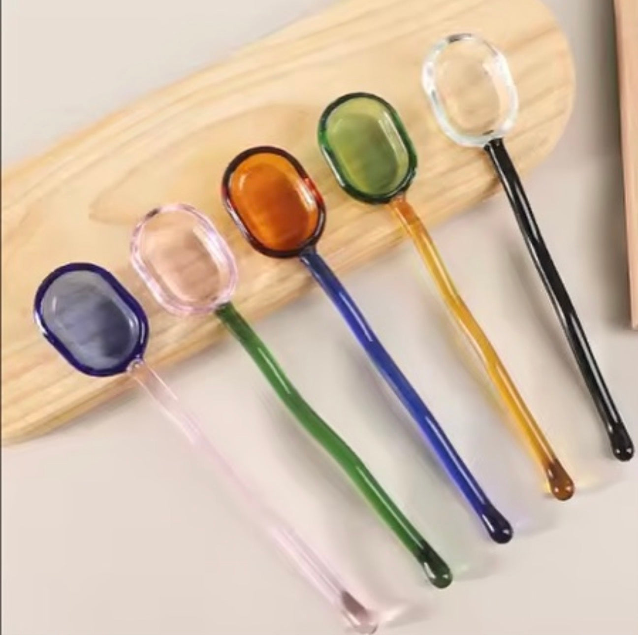 Coupes & cuillères en verre coloré – Élégance moderne