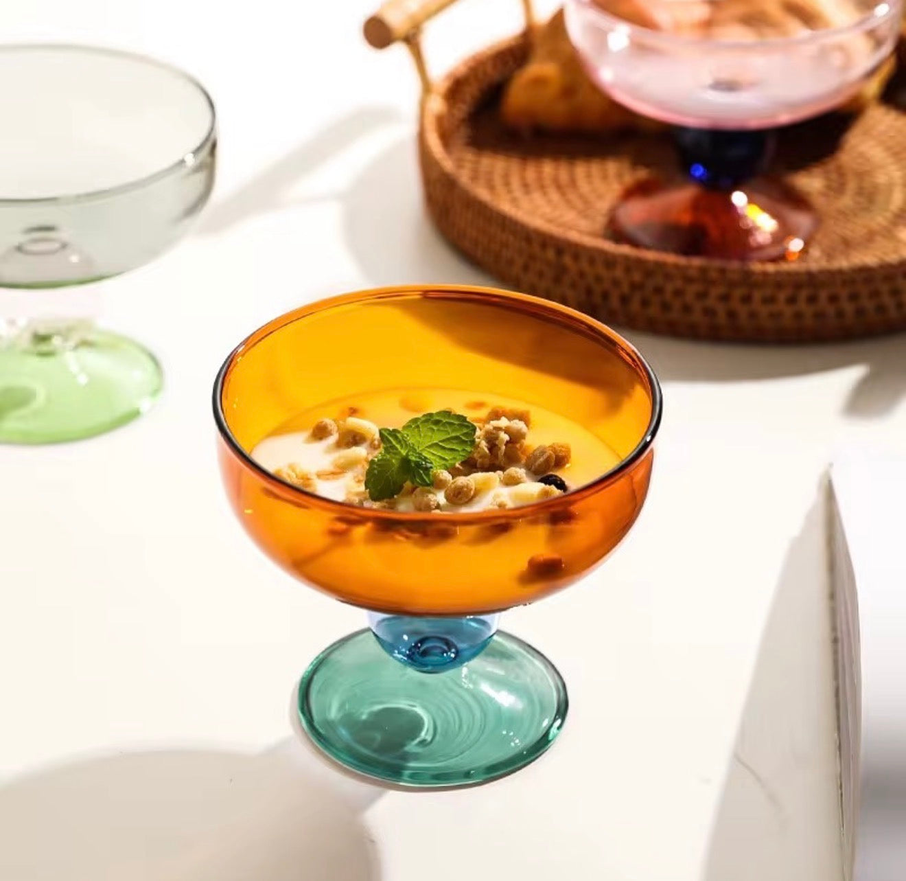 Coupes & cuillères en verre coloré – Élégance moderne